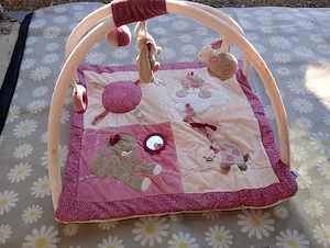 Spielbogen mit Krabbeldecke 