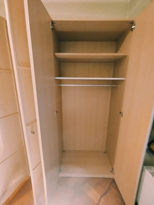 Kleiderschrank in einem sehr guten Zustand (kaum benutzt) Bild 3