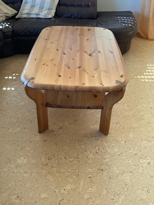 Massiver Couchtisch aus Kiefer mit Ablage   stabiler Klassiker