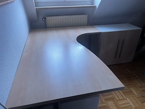 Schöner Eckschreibtisch mit Schrankmodul