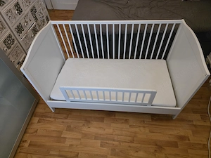 Smagöra Ikea Babybett Kinderbett 70cm x 140cm weiss +Rausfallschutz + Matratze + Bettlaken