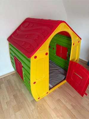 Ich verkaufe ein neues Spielhaus aus Kunststoff für Kinder