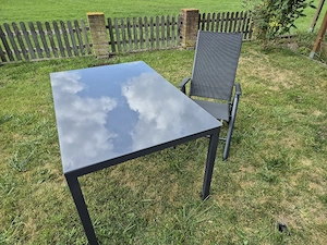 Gartentisch und 2 Stühle