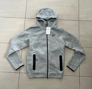 Nike tech in grau