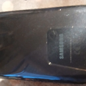 Verkaufe Defektes handy läuft gut lässt sich nicht aufladen verschicke mit DHL  ladekabel  ist weg