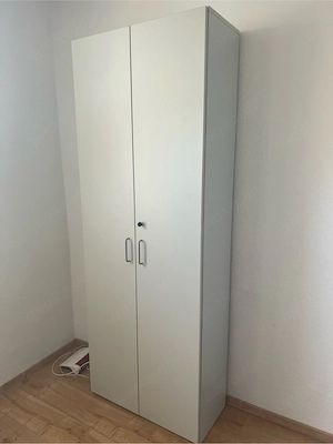 Verkaufe einen Aufbewahrungsschrank.