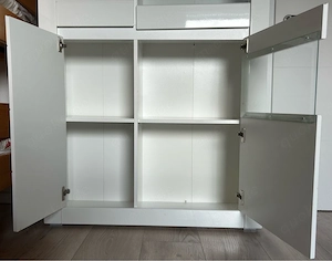 sehr gut erhaltener weißer Hochglanzschrank-Vitrine Bild 3