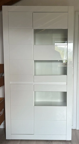 sehr gut erhaltener weißer Hochglanzschrank-Vitrine