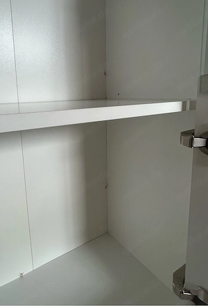 sehr gut erhaltener weißer Hochglanzschrank-Vitrine Bild 4