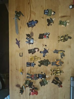 LEGO Minifiguren Konvolut mit Zubehör (Waffen, Helme, Schwert)