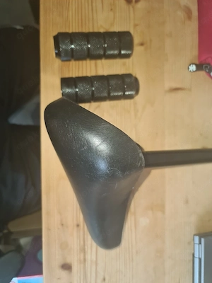 Fahrradsattel Schwarz mit 2 Metall-Fußrasten Pegs