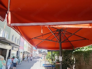 terrasse mit sonnenschirme 