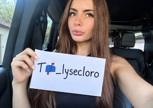 Herzliche Frau freut sich auf neue Kontakte