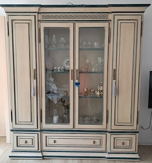 Schrank und Tisch -Stühle