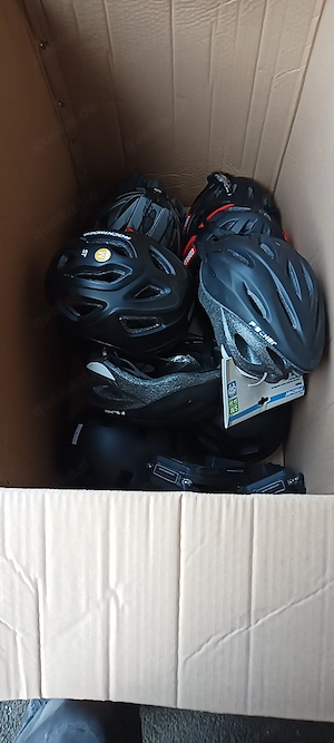 Karton mit 26 Fahrradhelmen 