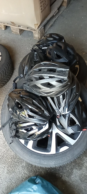 Sack mit 11 Uvex Fahrradhelmen 