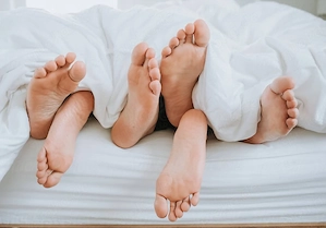 Möchte ein reifes Paar beim Liebesspiel unterstützen