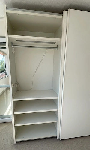 Kleiderschrank weiß Lack mit vier Schiebetüren, sehr guter Zustand Bild 3