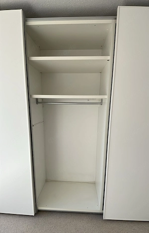 Kleiderschrank weiß Lack mit vier Schiebetüren, sehr guter Zustand Bild 4