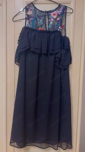 Schönes dunkelblaues Kleid mit Blumenstickerei
