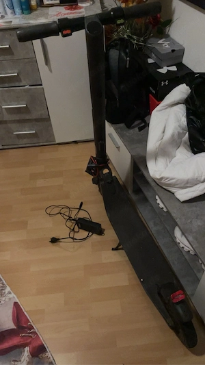 E scooter mit Kabel Bild 2