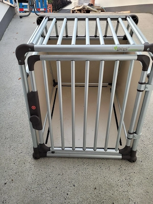 gepflegte Hundetransportbox Aluminium für Auto und Zuhause