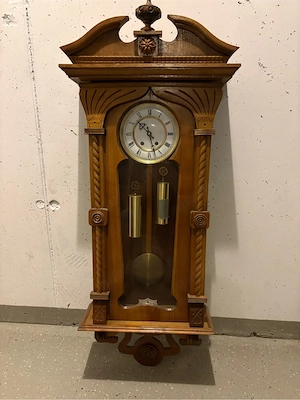 Wanduhr mit Gewichten