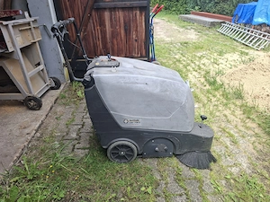 Kehrmaschine mit Akku   ideal Lagerhallen und Werkstätten 