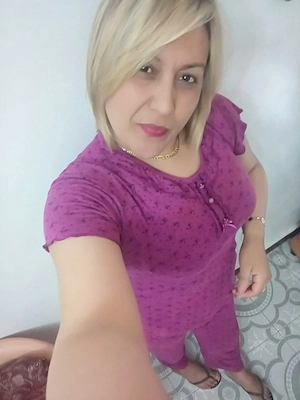 humorvolle 55jährige Blondine sucht flotten Partner   