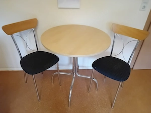 Tisch mit 2 Stühlen