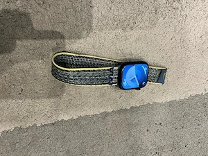 Apple Watch Serie 9 45 mm mit Sport Loop Armband