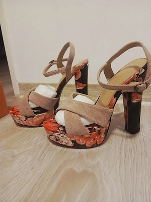 NEU Plateau Heels Sandalen Gr. 36 Blumenmuster ungetragen