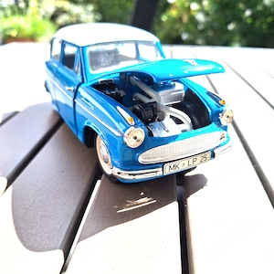 1:18 Modell Lloyd Alexander mit Anhängerkupplung