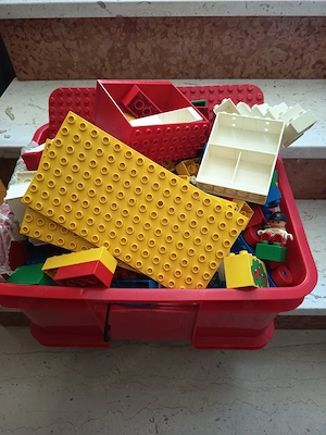 1 Kiste mit Duplosteinen