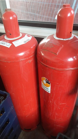 2 volle rote 33 kg Propanflaschen (Pfandflasche)   ungeöffnet
