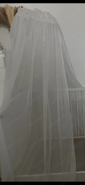 Weißer Betthimmel mit Stange 