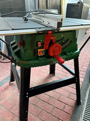 Tischkreissäge mit stabilem schwarzem Metallgestell zu verkaufen