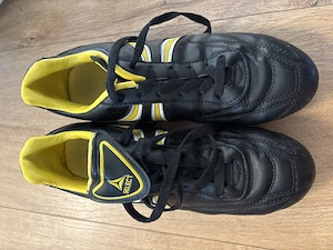 Sportliche Fußball Schuhe 
