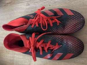 Eine rote Adidas Fußball Schuhe 