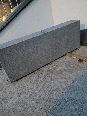 neuwertige Blockstufe aus Granit