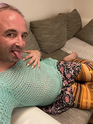 Biete Sexdienste an .Suche einen leckeren Schwanz zum verwöhnen. 