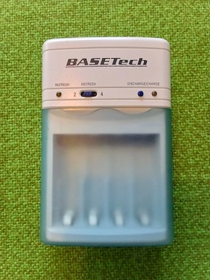 Schnellladegerät BaseTech für Mignon (AA) & Micro (AAA) Akkus, inkl. Car-Adapter