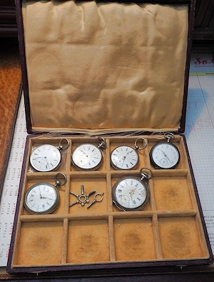 6 Stück alte Taschenuhren, teils mit Schlüsselaufzug + antike Box und alter Uhrenschlüssel. 