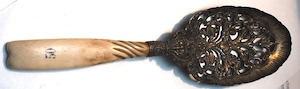 wunderschöner, großer Zier-Löffel in Sterling - Silber mit Horn-Griff. Gesamtlänge ca. 27 cm. 