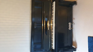 Schwarzes Stilvolles Klavier 