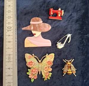 ein Set eleganter Broschen im Vintage-Stil