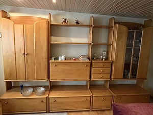 Geräumige Wohnwand aus Massivholz