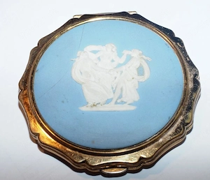 wunderschöne Puderdose im Wedgwood-Stil "Stratton" - siehe Bilder. 