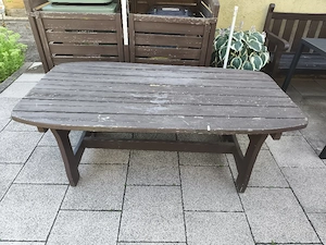 Holztisch und Bank