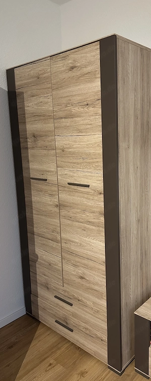 Moderner Kleiderschrank mit 2 Schubladen 
